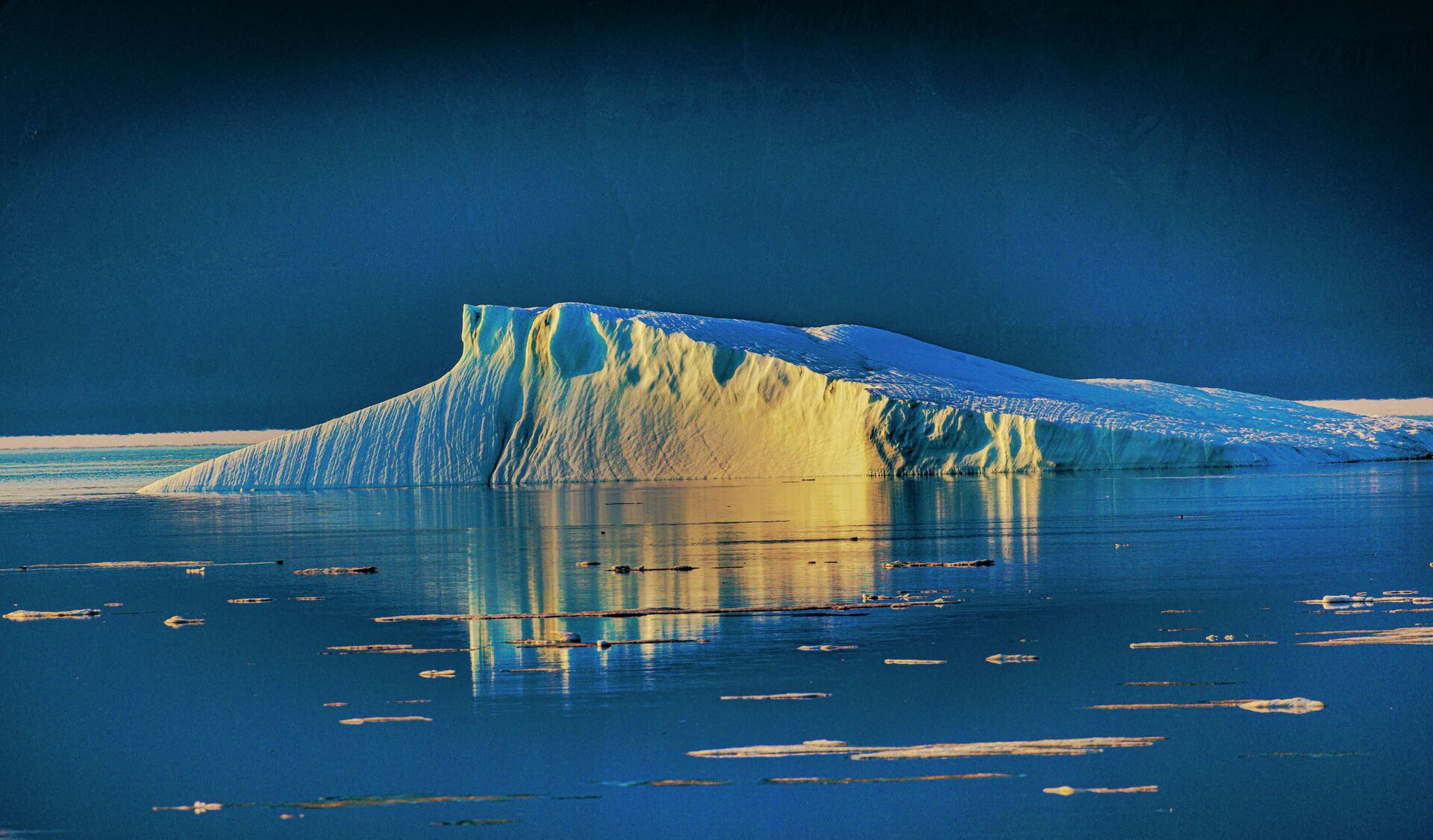 Айсберг у побережья Питуффика, Гренландия  - Sputnik Азербайджан, 1920, 22.05.2024