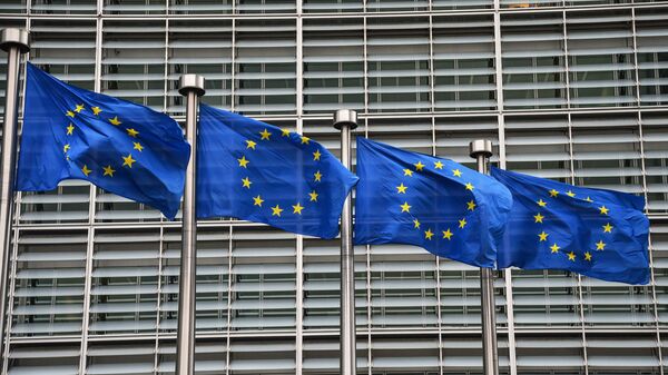 Флаги с символикой Евросоюза у здания Еврокомиссии в Брюсселе. - Sputnik Азербайджан