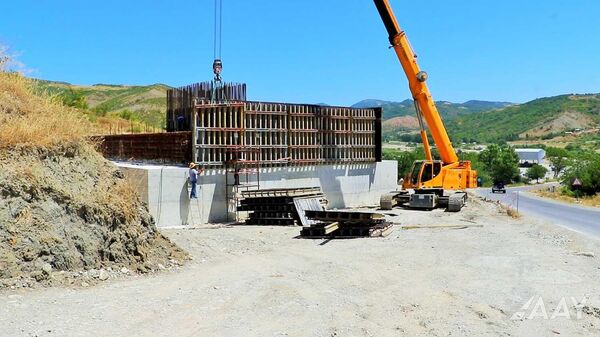 Государственное агентство Автомобильные дороги Азербайджана продолжает строительные работы на 14-километровом участке трассы Баку-Шамахы-Муганлы-Исмаиллы-Габала - Sputnik Азербайджан