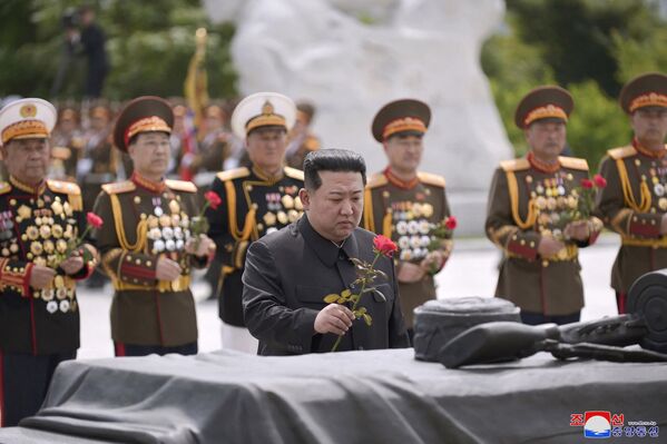 Лидер КНДР Ким Чен Ын посещает кладбище мучеников освободительной войны, Пхеньян, КНДР. - Sputnik Азербайджан