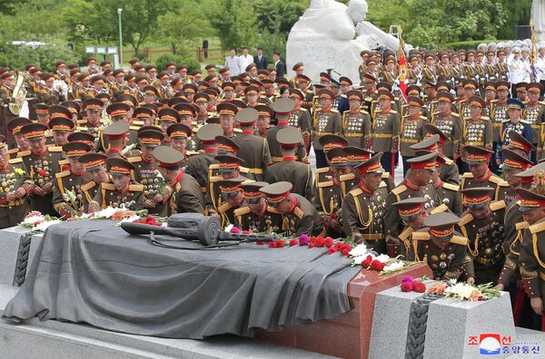 Veteranlar Şimali Koreyanın Pxenyan şəhərindəki müharibə qurbanlarının qəbirlərini ziyarət edirlər. - Sputnik Azərbaycan