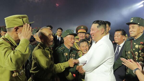 Лидер Северной Кореи Ким Чен Ын пожимает руки ветеранам, участвующим в мероприятии, посвященном 69-й годовщине победы в Корейской войне - Sputnik Азербайджан