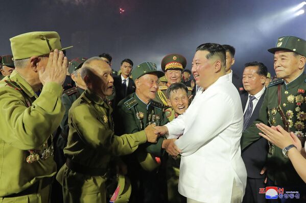 Лидер Северной Кореи Ким Чен Ын пожимает руки ветеранам, участвующим в мероприятии, посвященном 69-й годовщине победы в Корейской войне. - Sputnik Азербайджан