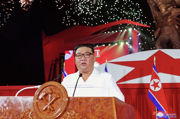 Ким Чен Ын выступает с речью во время празднования 69й годовщины победы в Корейской войне в Пхеньяне. - Sputnik Азербайджан