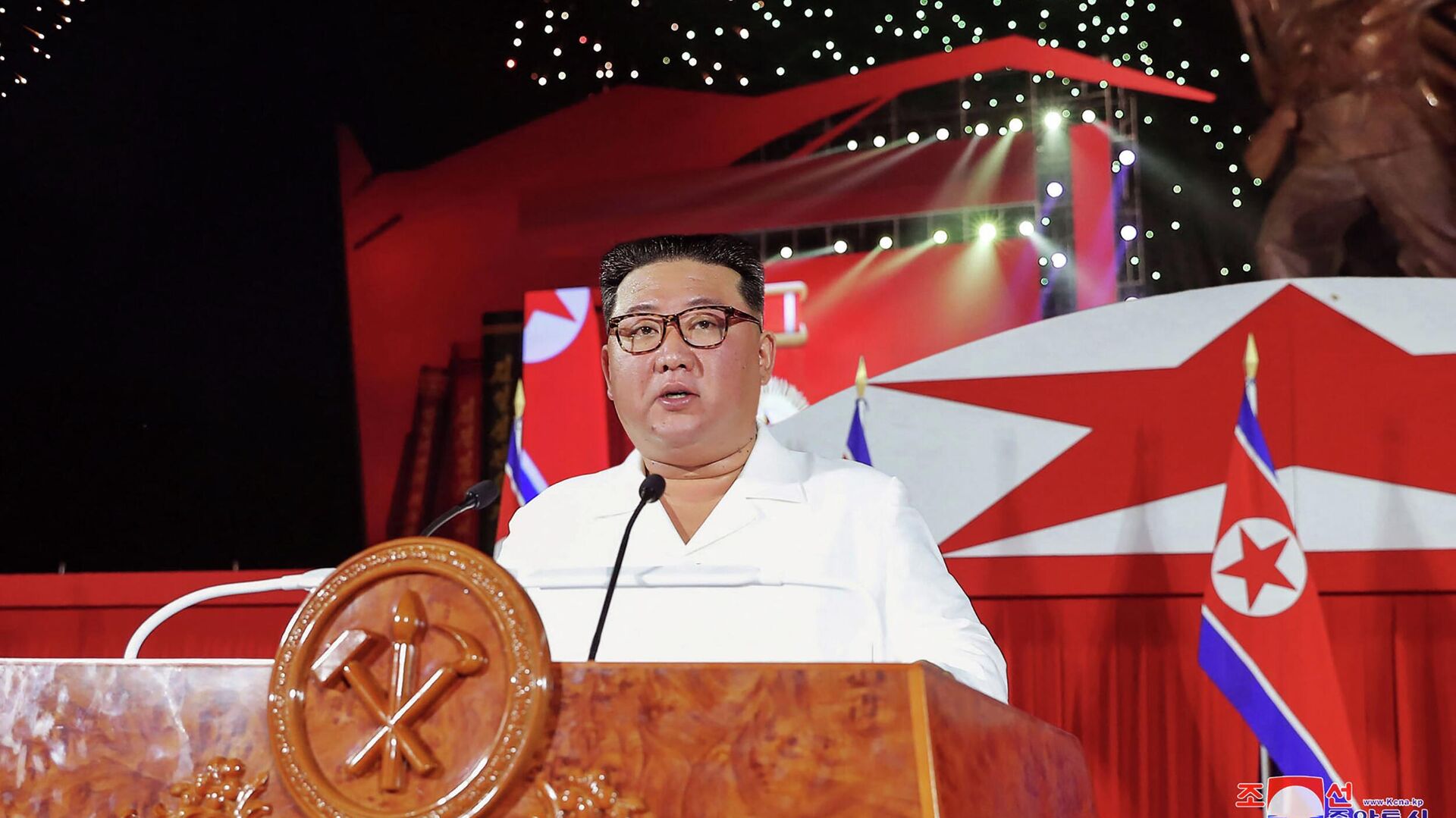 Лидер КНДР Ким Чен Ын выступает с речью во время празднования 69й годовщины победы в Корейской войне в Пхеньяне - Sputnik Азербайджан, 1920, 07.10.2022