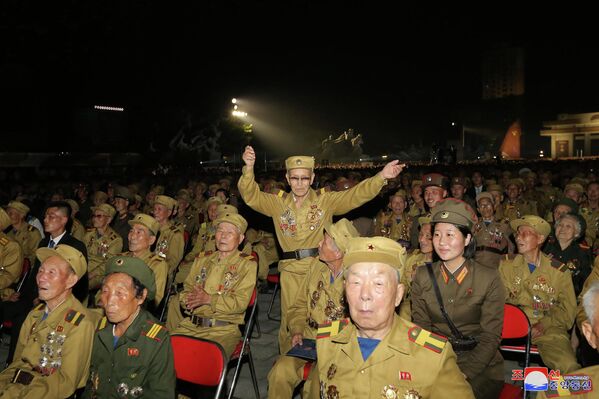 Ветераны во время празднования 69-й годовщины победы в Корейской войне в Пхеньяне. - Sputnik Азербайджан