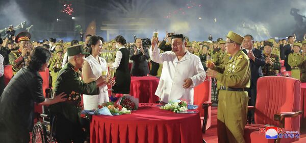Ким Чен Ын с женой Ли Соль Чжу на праздновании 69-й годовщины победы в Корейской войне в Пхеньяне - Sputnik Азербайджан