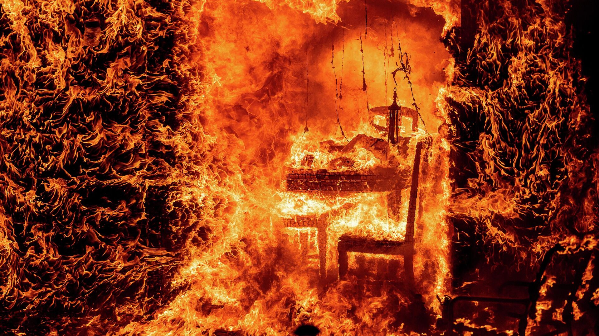 Горящий стул в горящем доме во время лесного пожара в Калифорнии  - Sputnik Азербайджан, 1920, 29.07.2022