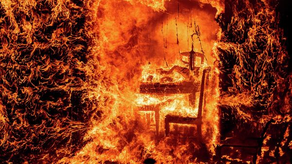 Горящий стул в горящем доме во время лесного пожара в Калифорнии  - Sputnik Азербайджан