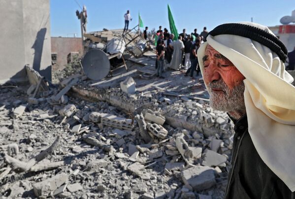 Реакция дедушки палестинского боевика Йехья Мири после того, как израильские силы разрушили его дом. - Sputnik Азербайджан