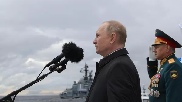 Президент РФ, верховный главнокомандующий Владимир Путин на Главном военно-морском параде по случаю Дня Военно-морского флота РФ. Справа: министр обороны РФ Сергей Шойгу - Sputnik Азербайджан