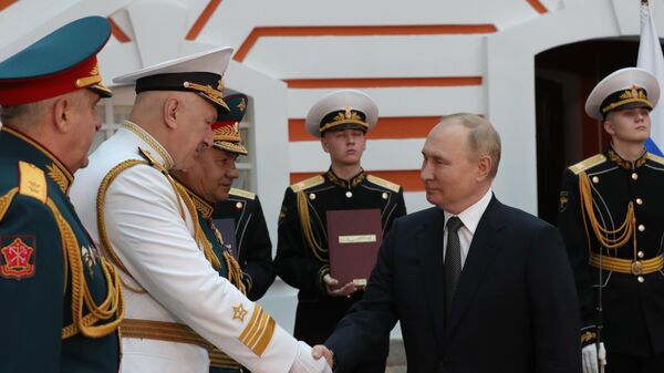 Президент РФ, верховный главнокомандующий Владимир Путин на церемонии подписания Указа об утверждении Морской доктрины Российской Федерации - Sputnik Азербайджан