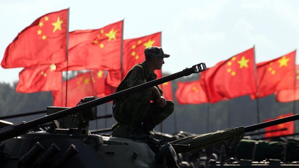 Российский солдат на фоне флага Китая перед парадом в честь окончания военных учений на полигоне Чебаркуль - Sputnik Азербайджан