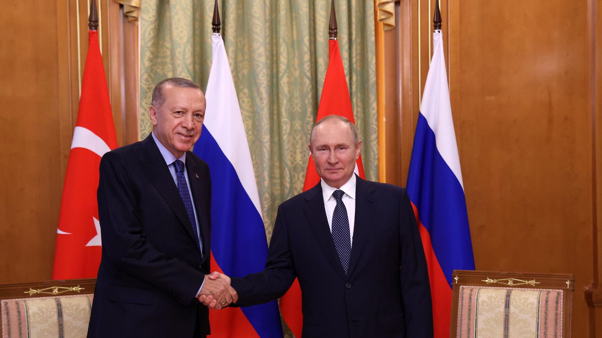 Президент РФ Владимир Путин и президент Турции Реджеп Тайип Эрдоган (слева) во время встречи - Sputnik Azərbaycan, 1920, 06.02.2023