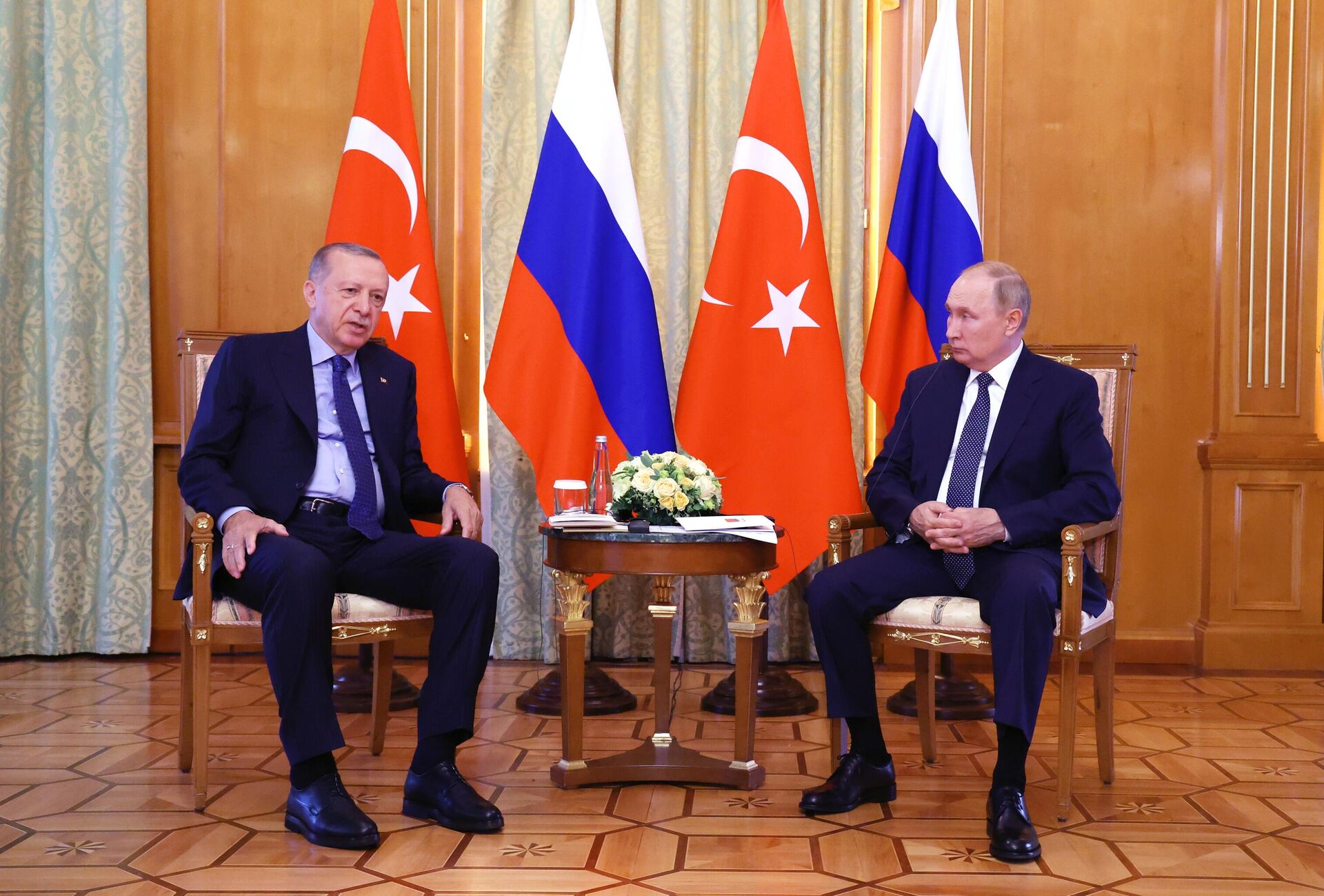 Президент РФ Владимир Путин и президент Турции Реджеп Тайип Эрдоган (слева) во время встречи - Sputnik Azərbaycan, 1920, 05.08.2022