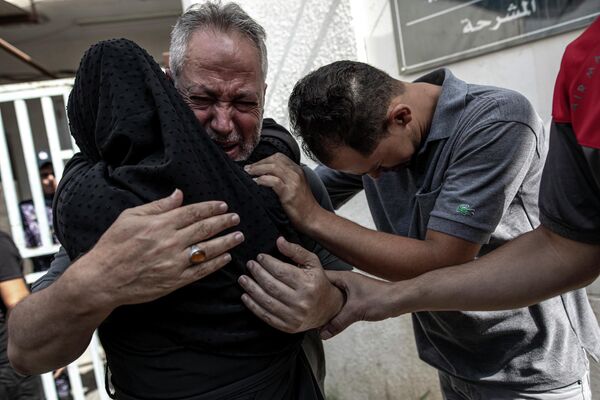 İsrailin Qəzzaya hücumundan sonra bir kişi dağılmış evinin qarşısında ağlayır. - Sputnik Azərbaycan