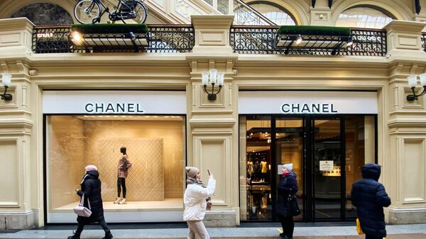 Закрытый магазин Chanel в ГУМе - Sputnik Азербайджан
