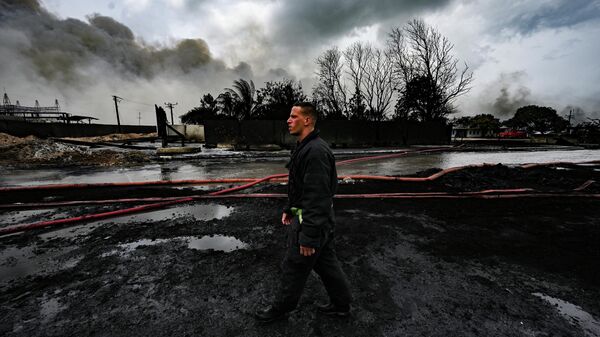 На месте пожара на нефтехранилище на Кубе - Sputnik Азербайджан