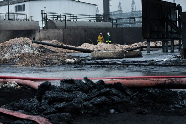 Пожарные работают на месте пожара на нефтехранилище в Матансасе, Куба. - Sputnik Азербайджан