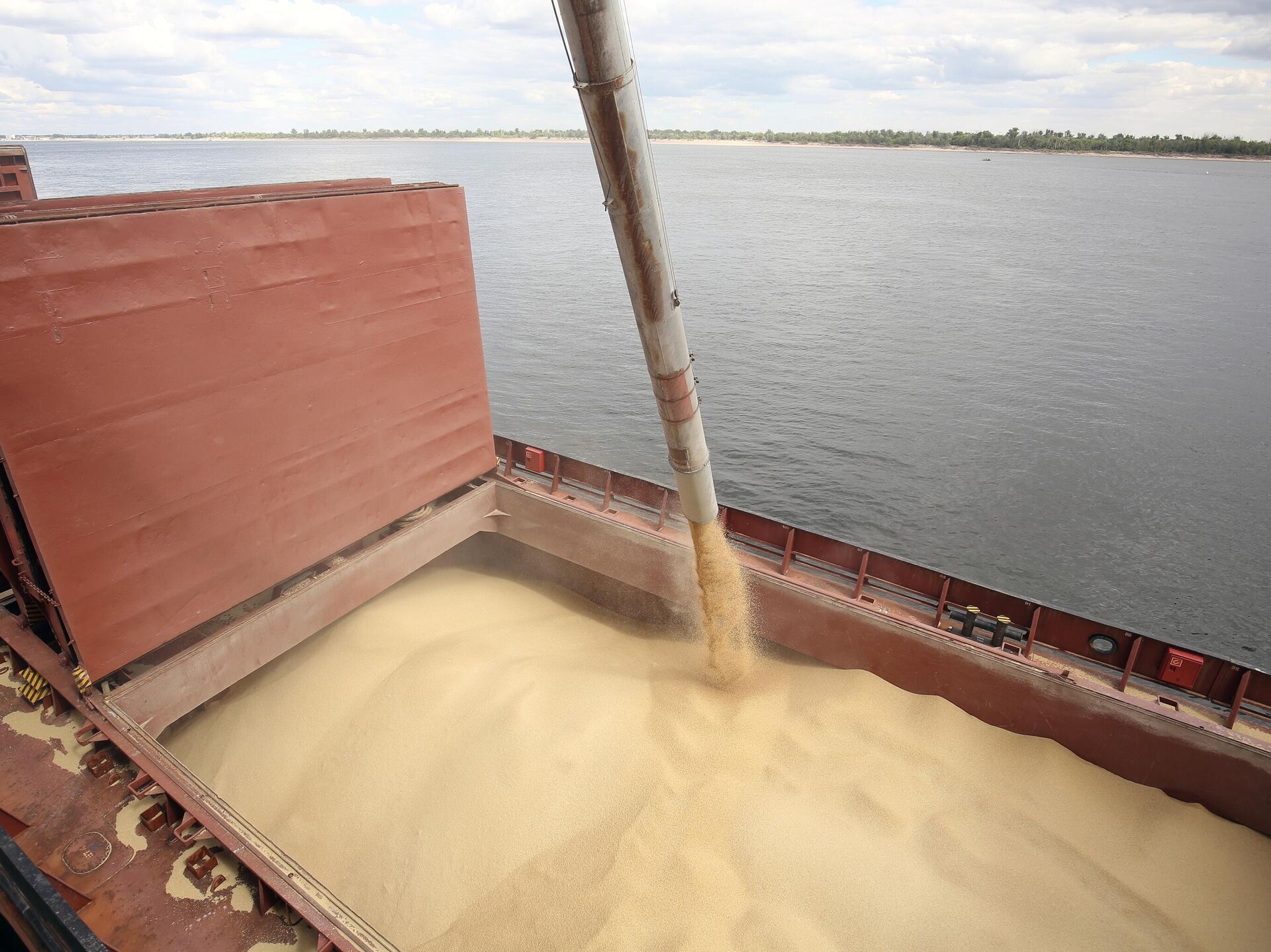 1 5 млн тонн. Отгрузка зерна. Корабль с зерном. Баржа с зерном. Корабль для перевозки зерна.