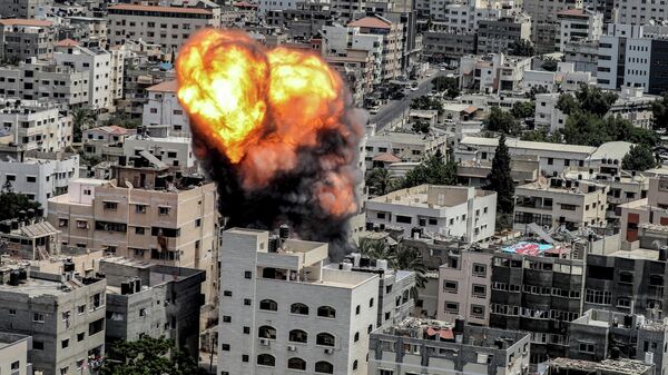 Взрыв в результате израильского авиаудара по зданию в городе Газа  - Sputnik Азербайджан