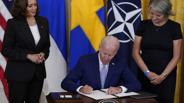 Джо Байден подписывает договор о присоединении Швеции и Финляндии к НАТО - Sputnik Азербайджан