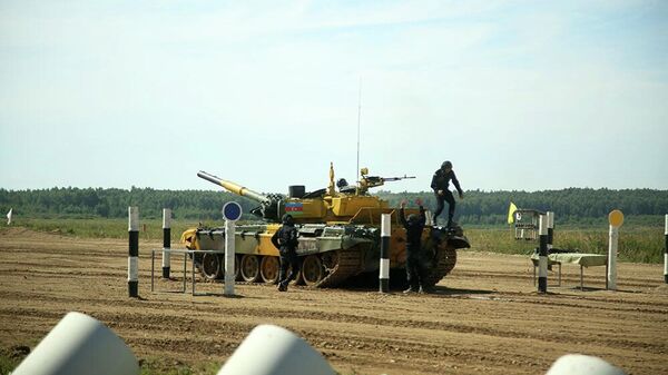 Азербайджанские танкисты приняли участие в Танковом биатлоне АрМИ-2022 - Sputnik Азербайджан