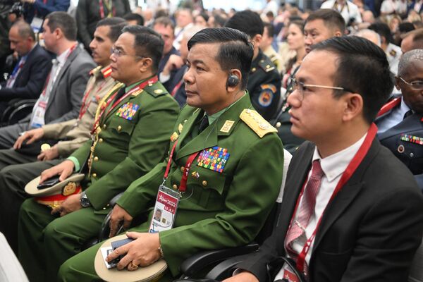 Представители Мьянмы на пленарном заседании форума Армия-2022 в центре Патриот - Sputnik Азербайджан