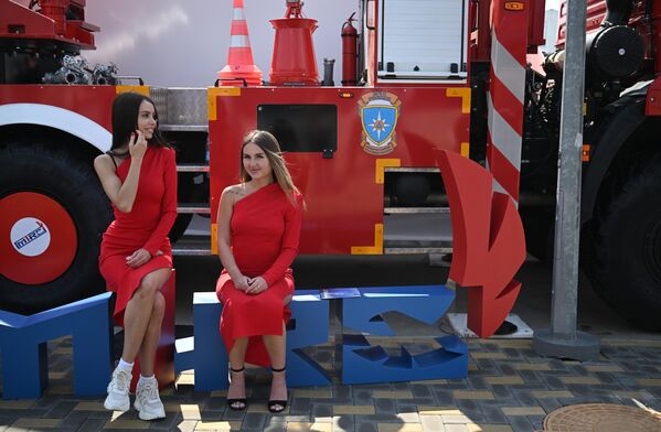 Девушки на стенде МЧС на выставке в рамках Международного военно-технического форума Армия-2022 в Конгрессно-выставочном центре Патриот - Sputnik Азербайджан
