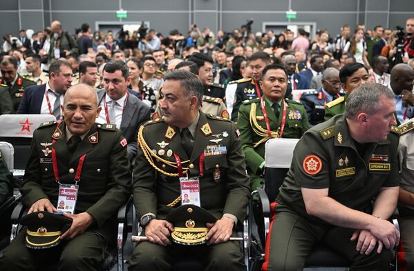 Участники пленарного заседания Международного военно-технического форума Армия-2022 в Конгрессно-выставочном центре Патриот - Sputnik Азербайджан