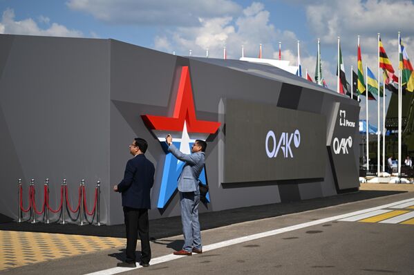 Посетители у павильона Объединенной авиастроительной корпорации на открыти форума Армия-2022 и армейских международных игр - Sputnik Азербайджан