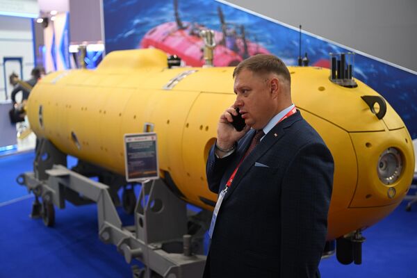 Посетитель разговаривает по телефону у модели подводной лодки на выставке в рамках Международного военно-технического форума Армия-2022 в Конгрессно-выставочном центре Патриот - Sputnik Азербайджан