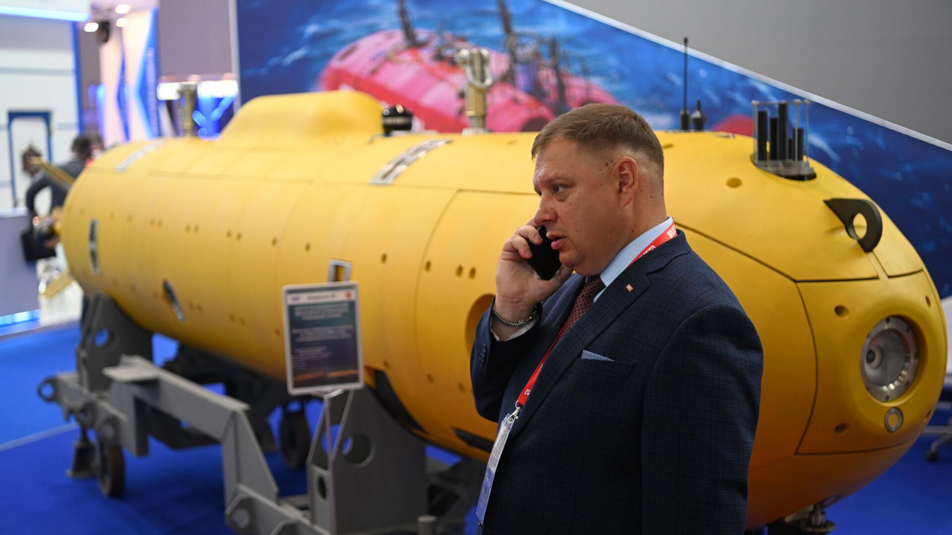 Посетитель разговаривает по телефону у модели подводной лодки на выставке в рамках Международного военно-технического форума Армия-2022 в Конгрессно-выставочном центре Патриот - Sputnik Азербайджан, 1920, 22.08.2022