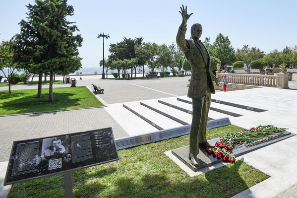 В августе в Бакинском приморском национальном парке состоялось открытие монумента легендарному азербайджанскому исполнителю Муслиму Магомаеву в честь его 80-летия. - Sputnik Азербайджан