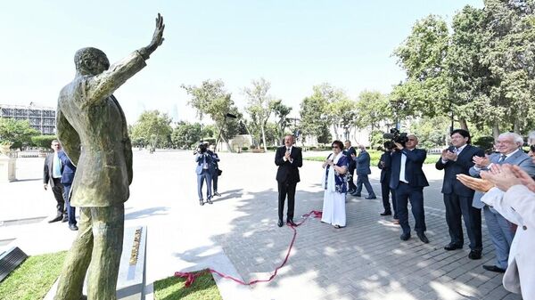 Президент Ильхам Алиев и Первая леди Мехрибан Алиева приняли участие в открытии памятника Муслиму Магомаеву в Бакинском приморском национальном парке - Sputnik Азербайджан
