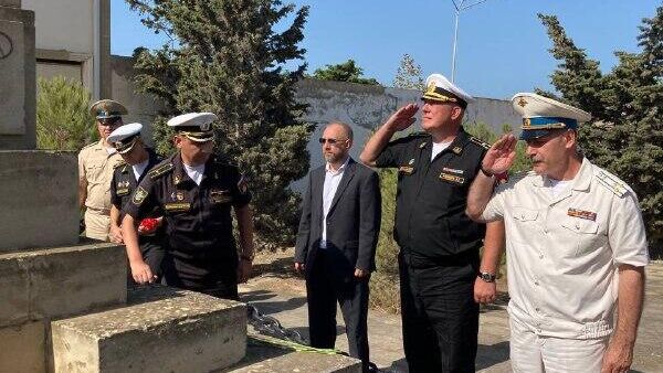 Моряки Каспийской флотилии, участвующие в «Кубке моря», посетили памятник экипажу судна «Куба», потерпевшего крушение на Каспии 165 лет назад - Sputnik Азербайджан