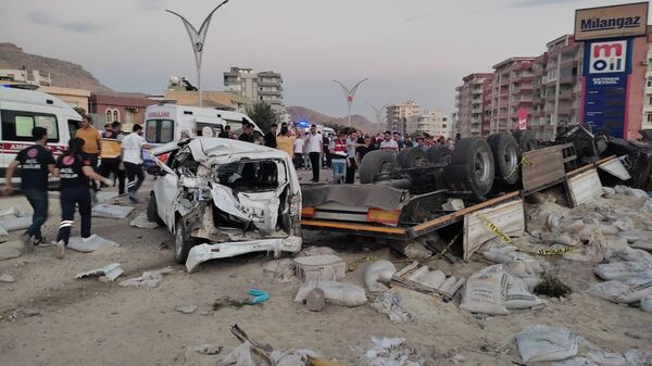 Mardin’in Derik ilçesinde freni patlayan TIR'ın araçlara ve insanlara çarpması sonucu meydana gelen kaza - Sputnik Азербайджан