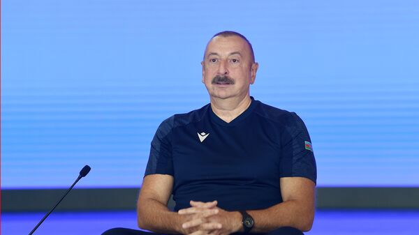 Президент Ильхам Алиев во время встречи со спортсменами, добившимися результатов на V Играх исламской солидарности - Sputnik Азербайджан