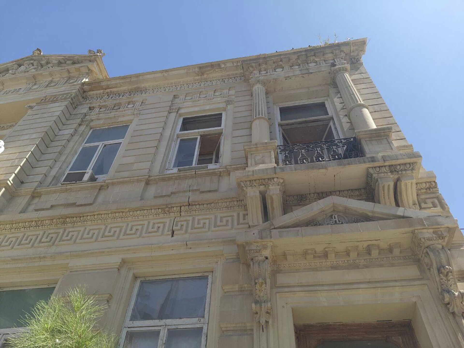 Дом с грифонами», расположенный на улице Юсифа Мамедалиева под номером 20 - Sputnik Азербайджан, 1920, 25.08.2022