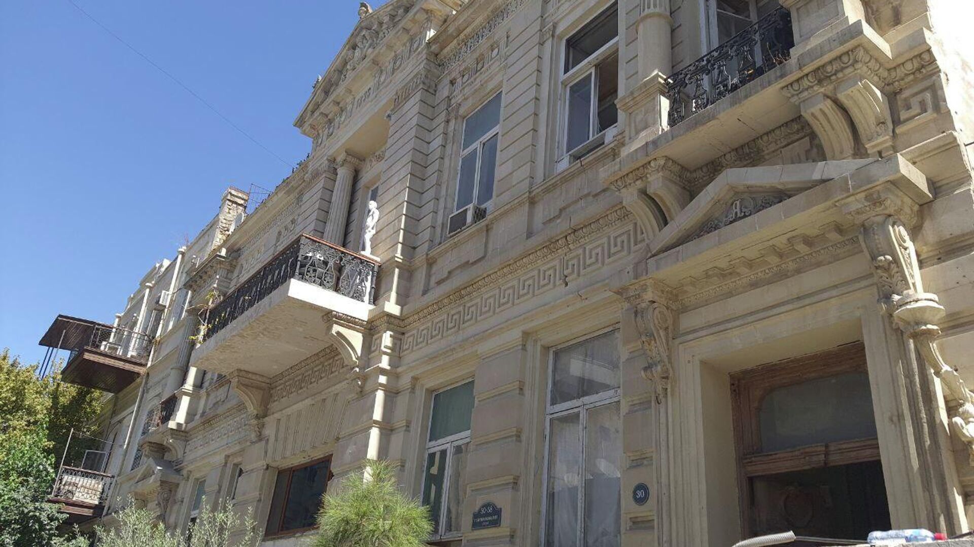 Дом с грифонами», расположенный на улице Юсифа Мамедалиева под номером 20 - Sputnik Азербайджан, 1920, 25.08.2022
