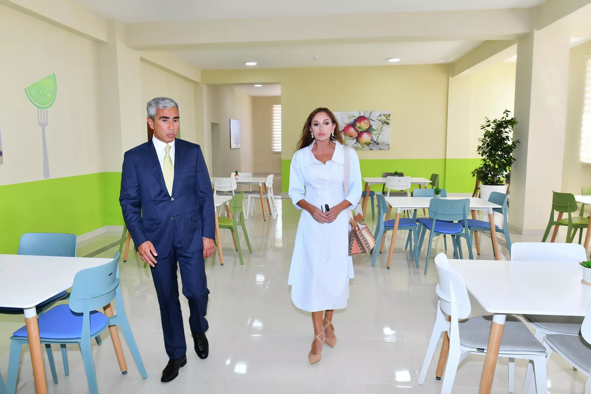 Birinci vitse-prezident Mehriban Əliyeva Binə qəsəbəsində orta məktəb binasının, Qaraçuxur qəsəbəsində körpələr evi-uşaq bağçasının açılışlarında iştirak edib - Sputnik Азербайджан, 1920, 26.08.2022
