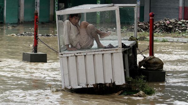 Затопленные улицы во время наводнения в Пакистане - Sputnik Азербайджан