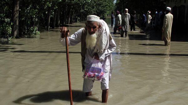 Затопленные улицы во время наводнения в Пакистане - Sputnik Азербайджан