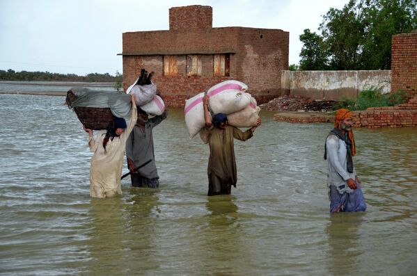 Затопленные улицы во время наводнения в Пакистане. - Sputnik Азербайджан