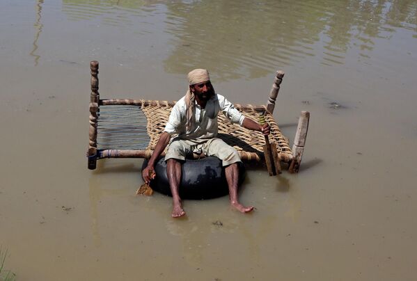 Затопленные улицы во время наводнения в Пакистане. - Sputnik Азербайджан