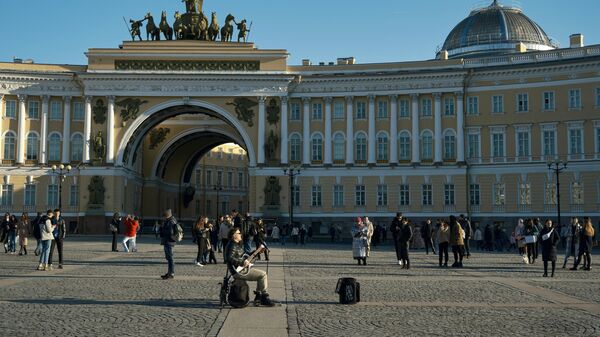 Уличный музыкант на Дворцовой площади в Санкт-Петербурге - Sputnik Азербайджан