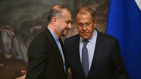 Rusiyanın xarici işlər naziri Sergey Lavrov və İranın xarici işlər naziri Hüseyn Əmir Abdullahian (sağda) Moskvada görüş zamanı - Sputnik Azərbaycan