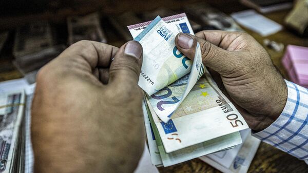 Кассир считает банкноты евро, фото из архива - Sputnik Азербайджан