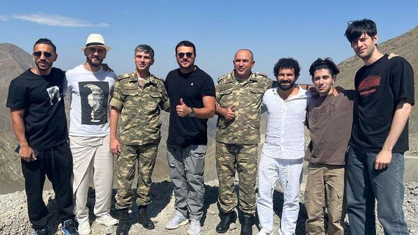 Прославившиеся в России исполнители-азербайджанцы выступили в военной части в Кельбаджарском районе - Sputnik Азербайджан