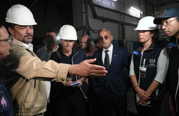 Генеральный директор МАГАТЭ Рафаэль Гросси (в центре слева) на Запорожской атомной электростанции. Запорожская АЭС расположена рядом с Энергодаром, это самая крупная по числу блоков и самая мощная АЭС в Европе.  - Sputnik Азербайджан